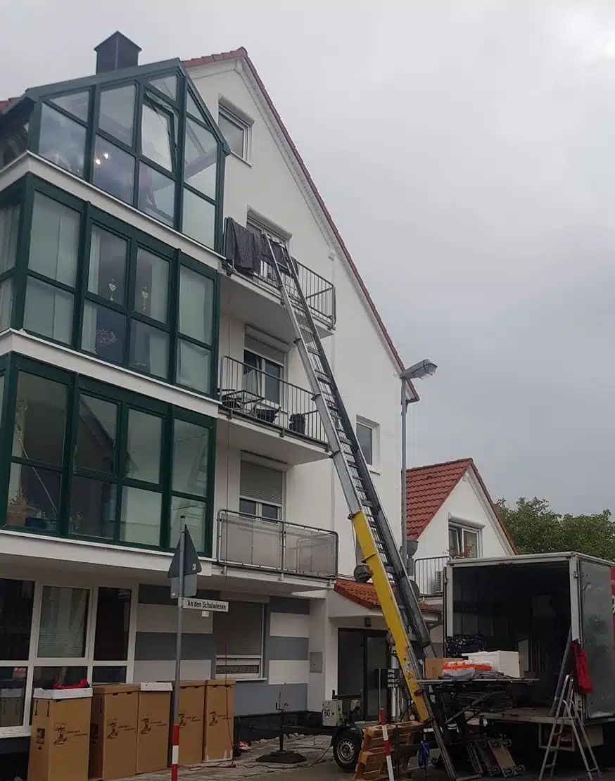 Möbellift im Einsatz vor einem Haus bei einem Umzug in Frankfurt.