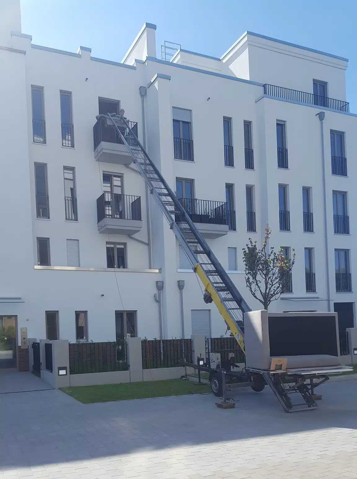 Möbellift vor einem Haus in Frankfurt am Main